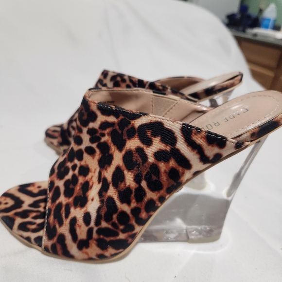 Heels - Picture 4 of 4